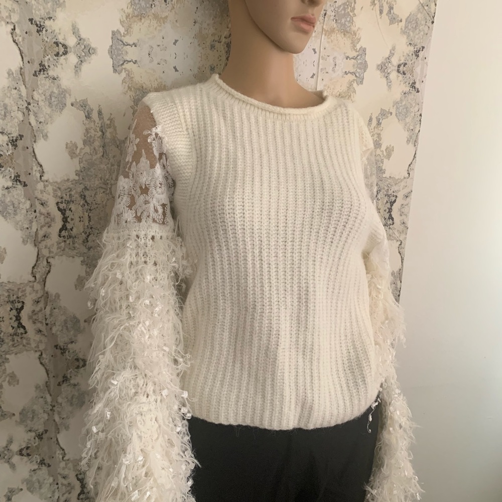 WHITE SWEATIER WITH LACE AND FEATHER DETAIL PERFECT FOR WINTER ! - Picture 5 of 6